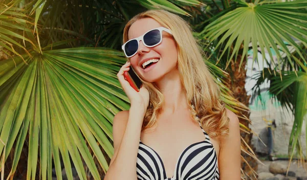 Retrato Mujer Feliz Sonriente Llamando Teléfono Inteligente Una Playa Fondo —  Fotos de Stock