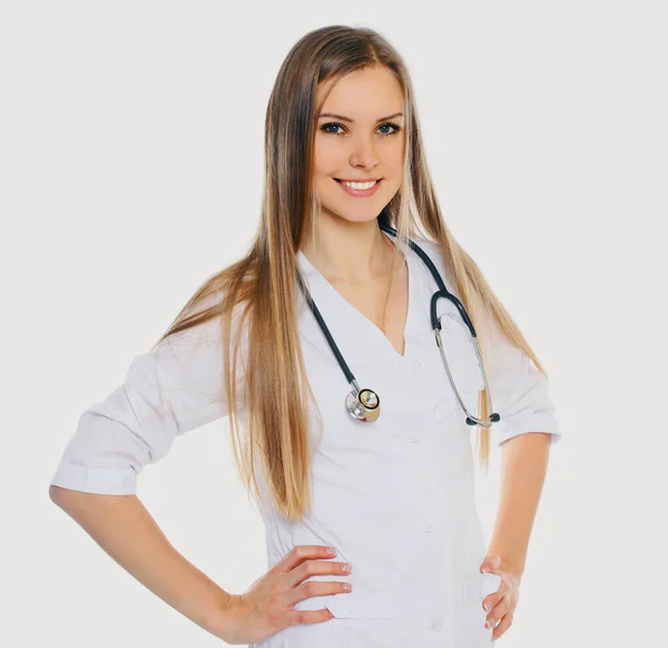 Porträtt Vänliga Leende Kvinna Läkare Med Stetoskop Vit Bakgrund — Stockfoto
