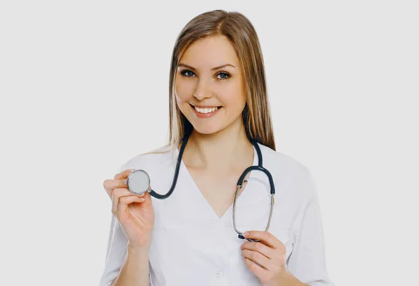 Porträt Einer Freundlich Lächelnden Ärztin Mit Stethoskop Auf Weißem Hintergrund — Stockfoto