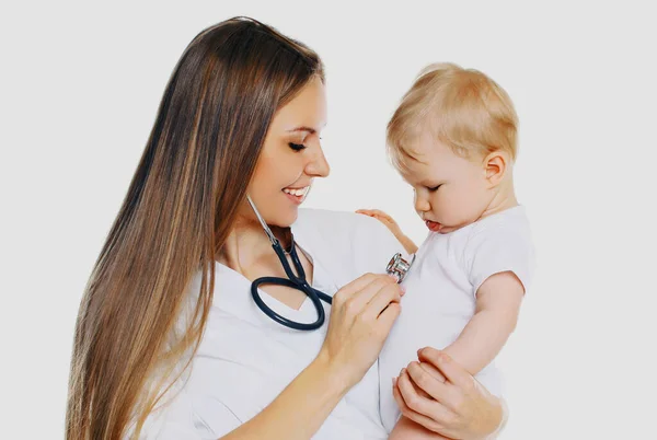 白い背景の上に赤ちゃんの心を聞いている女性医師の肖像画 — ストック写真