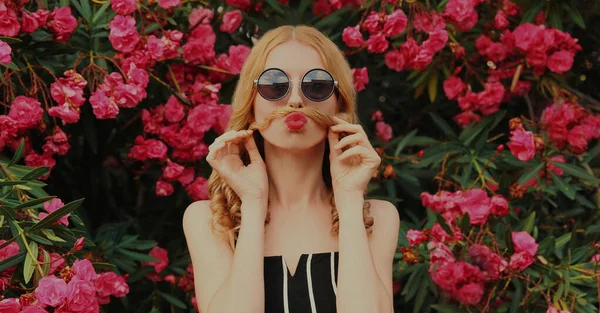 Retrato Mulher Modelo Engraçado Mostrando Bigode Com Seu Cabelo Soprando — Fotografia de Stock