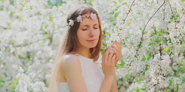 Portret Bliska Pięknej Młodej Kobiety Dotykającej Płatków Kwiatów Noszących Kwiatową — Zdjęcie stockowe