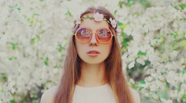 年轻美丽的嬉皮士头戴花环 戴着太阳镜在花园里的画像 — 图库照片