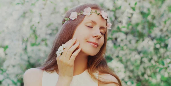 Πορτρέτο Κοντά Στην Όμορφη Νεαρή Γυναίκα Που Αγγίζει Πέταλα Λουλουδιών — Φωτογραφία Αρχείου