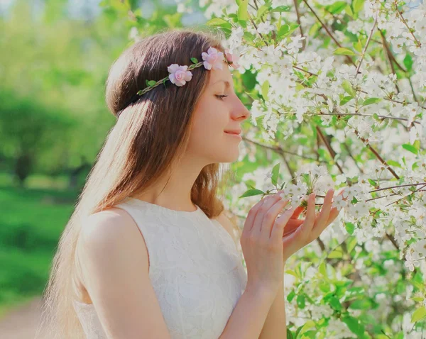 Retrato Cerca Una Encantadora Joven Tocando Pétalos Flores Con Una — Foto de Stock