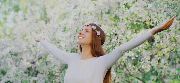 Preciosa Joven Mujer Levantando Las Manos Jardín Floreciente Primavera Sobre — Foto de Stock