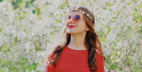 Retrato Una Hermosa Joven Hippie Con Diadema Flores Gafas Sol — Foto de Stock