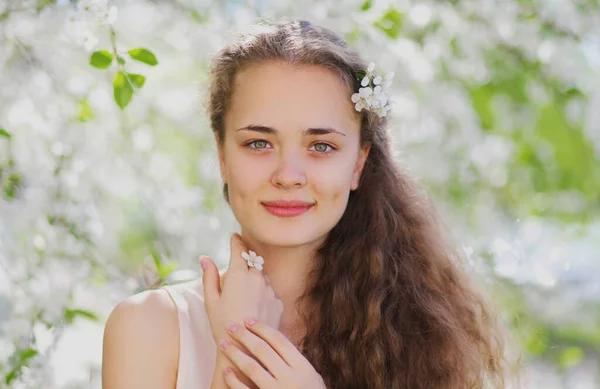 Retrato Close Bonito Jovem Mulher Uma Primavera Florescendo Jardim Fundo — Fotografia de Stock