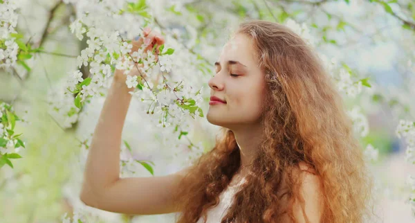 Retrato Cerca Una Linda Mujer Joven Jardín Floreciente Primavera Sobre — Foto de Stock