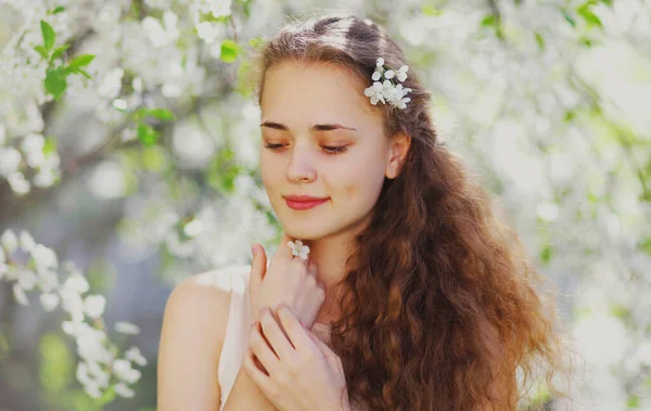 Retrato Close Bonito Jovem Mulher Uma Primavera Florescendo Jardim Fundo — Fotografia de Stock