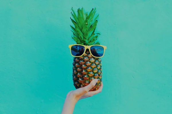 talsmand Persona Skubbe Ananas med solbriller og gul strå strandhat på blå bac — Stock-foto ©  Rohappy #120670414