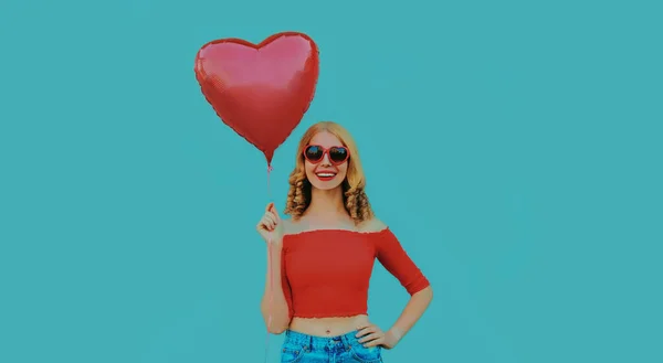 Retrato Linda Mujer Sonriente Con Globo Rojo Forma Corazón Sobre —  Fotos de Stock