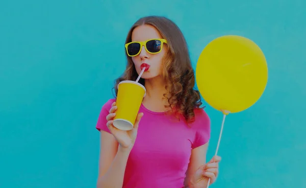 Sommer Porträt Einer Jungen Frau Die Saft Mit Gelbem Luftballon — Stockfoto