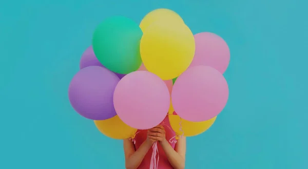 Gros Plan Femme Couvrant Tête Avec Tas Ballons Colorés Sur — Photo