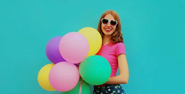 Retrato Feliz Sorridente Jovem Com Bando Balões Coloridos Fundo Azul — Fotografia de Stock