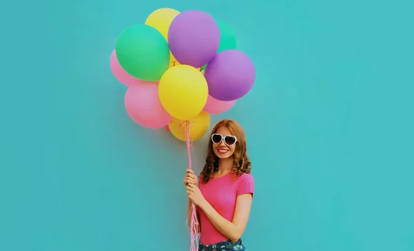Портрет Счастливой Улыбающейся Молодой Женщины Кучей Разноцветных Воздушных Шаров Синем — стоковое фото