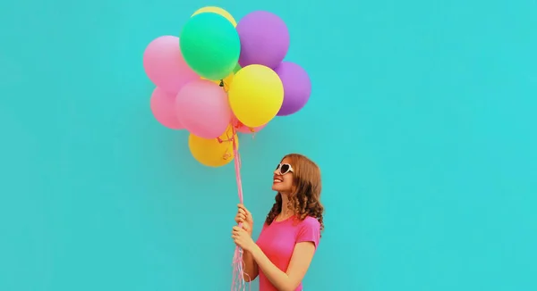 Retrato Feliz Sorridente Jovem Com Bando Balões Coloridos Fundo Azul — Fotografia de Stock