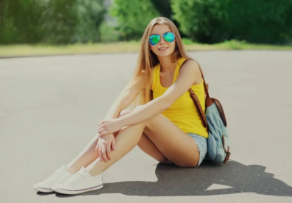 Portret Van Een Jonge Vrouw Die Zomer Stoep Zit Een — Stockfoto