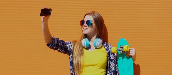 Retrato Mujer Feliz Sonriente Tomando Una Foto Selfie Por Teléfono — Foto de Stock