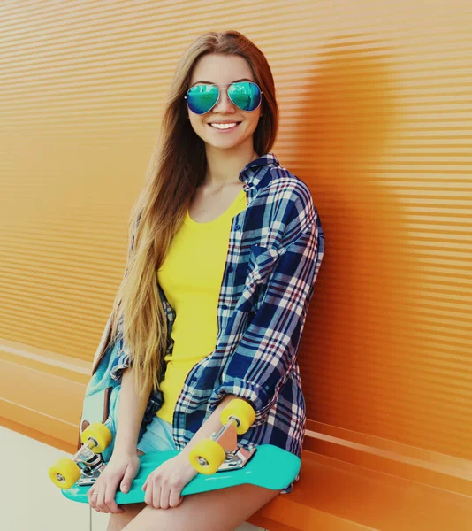 Portret Van Jonge Vrouw Met Groen Skateboard Een Kleurrijke Oranje — Stockfoto