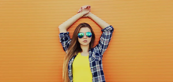 Retrato Mulher Jovem Com Cabelos Longos Vestindo Uma Camisa Fundo — Fotografia de Stock