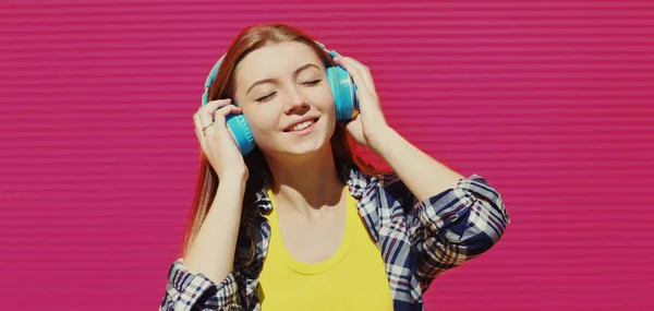 Портрет Молодої Жінки Навушниками Слухають Музику Рожевому Фоні — стокове фото