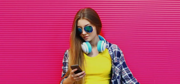 Πορτρέτο Της Νεαρής Γυναίκας Ασύρματα Ακουστικά Τηλέφωνο Ακούγοντας Μουσική Ροζ — Φωτογραφία Αρχείου