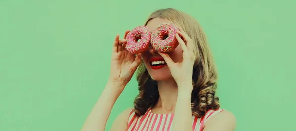 Портрет Счастливой Улыбающейся Молодой Женщины Двумя Пончиками Веселящимися Зеленом Фоне — стоковое фото