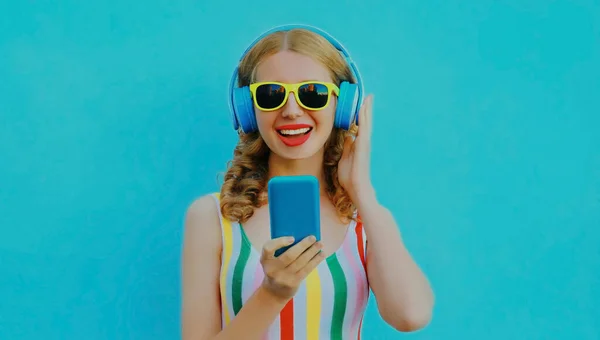 Портрет Щасливої Усміхненої Молодої Жінки Бездротових Навушниках Телефоном Слухає Музику — стокове фото