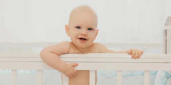 Retrato Bebé Lindo Sentado Cama Casa — Foto de Stock