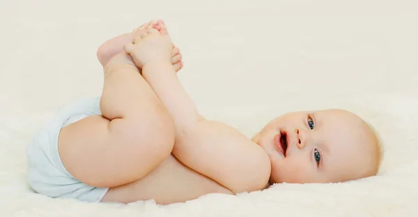 Portret Van Schattige Baby Liggend Een Bed Thuis Luiers — Stockfoto