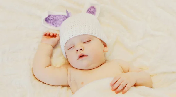 Primer Plano Retrato Dulce Bebé Durmiendo Una Cama Blanca Casa —  Fotos de Stock