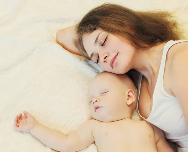 Retrato Mãe Bebê Dormindo Cama Casa — Fotografia de Stock