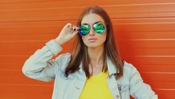 Portret Close Van Jonge Vrouw Stad Een Oranje Achtergrond — Stockfoto