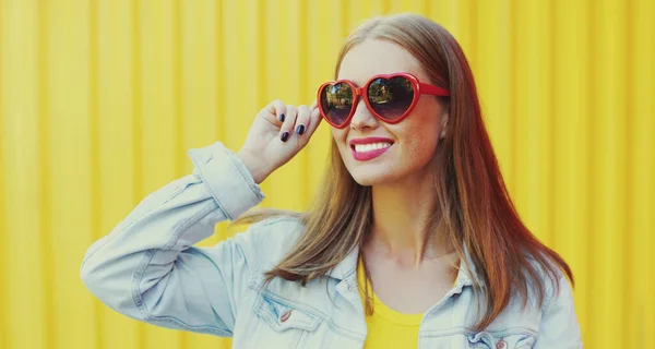 Sommerporträt Einer Lächelnden Jungen Frau Mit Roter Sonnenbrille Herzform Vor — Stockfoto