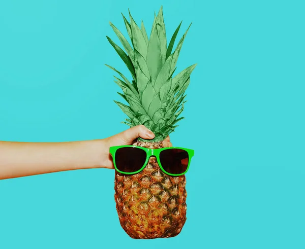 talsmand Persona Skubbe Ananas med solbriller og gul strå strandhat på blå bac — Stock-foto ©  Rohappy #120670414