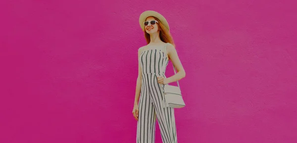 穿着夏装圆顶草帽 身穿白色条纹连衣裙 衬托着五彩缤纷的粉色背景的时尚模特 — 图库照片