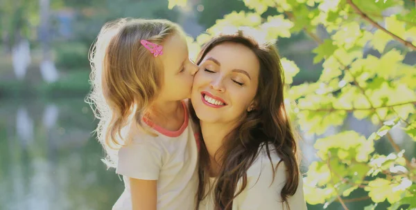 Portrait Child Daughter Kissing Her Mom Sunny Summer Park — Stock Photo, Image