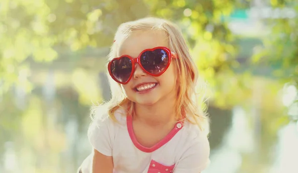 Portret Van Vrolijk Lachend Kind Rode Hartvormige Zonnebril Zomerpark — Stockfoto