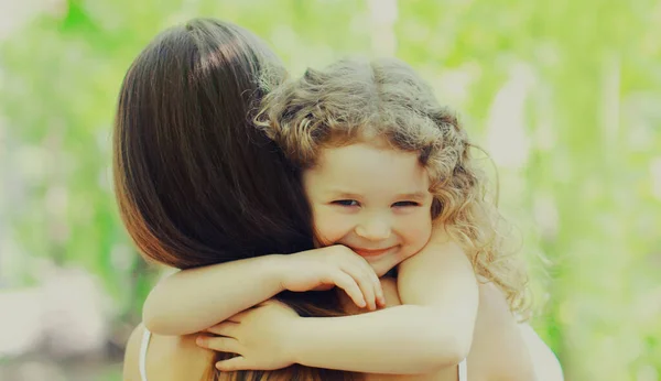 Retrato Close Criança Sorridente Feliz Abraçando Sua Mãe Livre — Fotografia de Stock