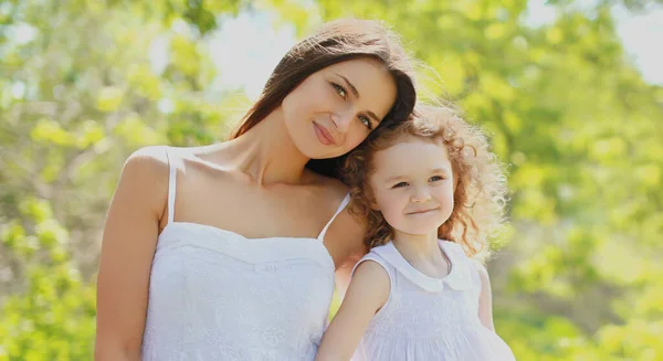 Portret Van Een Gelukkig Moeder Dochter Kind Samen Een Zonnig — Stockfoto