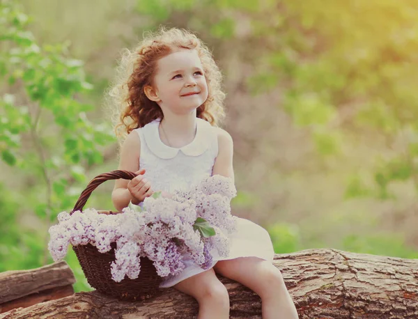 幸せな笑顔の女の子の子供の肖像画ともに花束の野花夏の日 — ストック写真