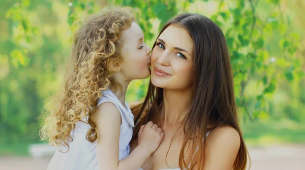 Portrait Happy Child Daughter Kissing Her Mom Summer Park — Stock Photo, Image