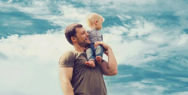 Boldog Apa Fia Gyermek Szabadban Egy Kék Háttér Felhők — Stock Fotó