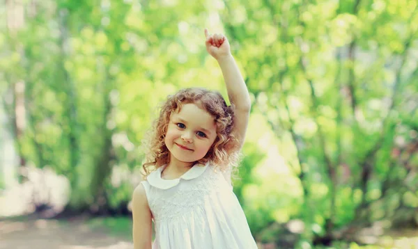 Retrato Criança Menina Feliz Levantando Mão Apontando Dedo Dia Ensolarado — Fotografia de Stock