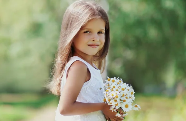 Porträtt Glad Leende Liten Flicka Barn Med Bukett Vilda Blommor — Stockfoto