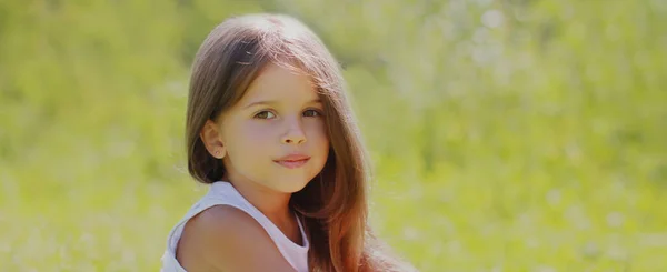 Retrato Niña Pequeña Hierba Soleado Día Verano —  Fotos de Stock