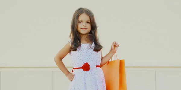 Retrato Niña Sonriente Con Bolsas Compras Calle Ciudad —  Fotos de Stock