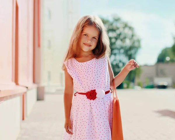 Portret Van Een Lachend Meisje Kind Met Boodschappentassen Straat — Stockfoto