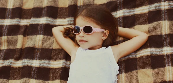 Portret Close Van Een Klein Meisje Kind Een Zonnebril Liggend — Stockfoto